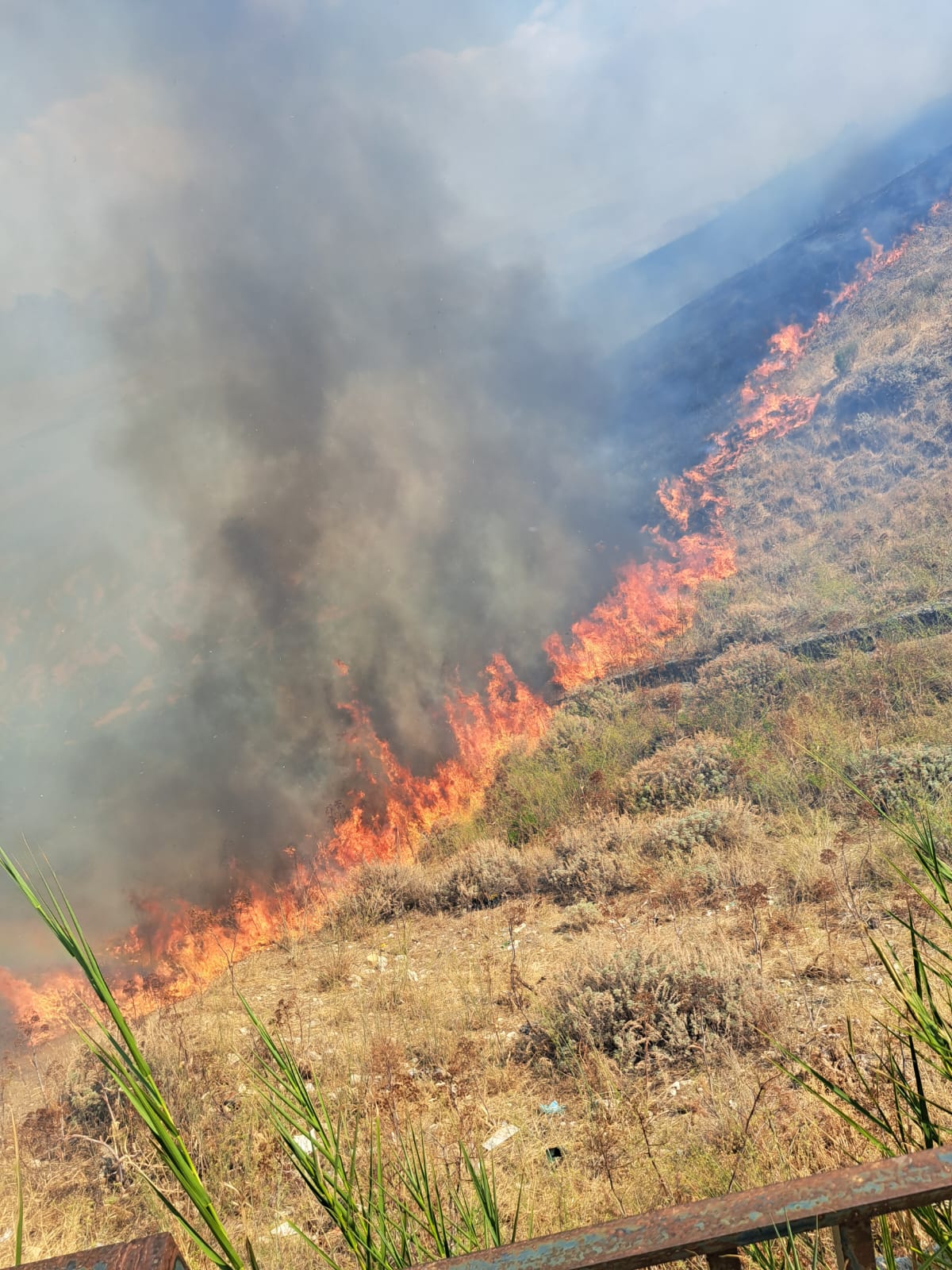 Sutera, grosso incendio. L’intervento dei Vigili del Fuoco, Protezione Civile, Forestale e Carabinieri