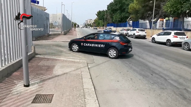 Nell’Agrigentino appicca il fuoco in campagna e tenta di dileguarsi, ma i Carabinieri lo bloccano e lo denunciano