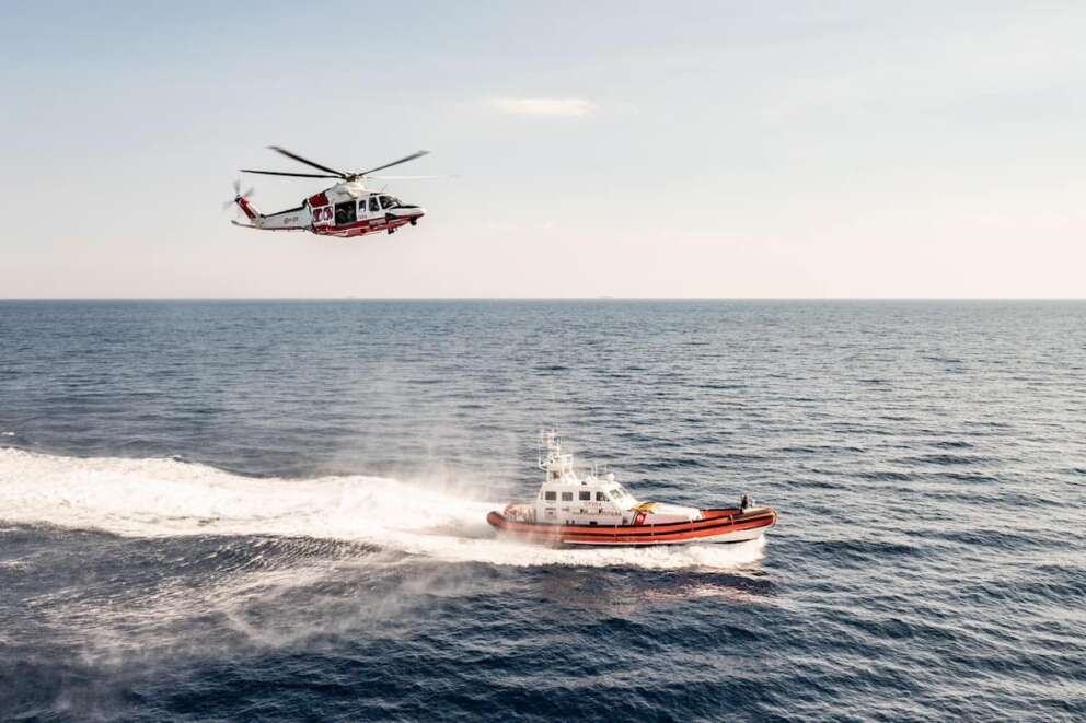 Affonda barca a vela nel Palermitano: 7 dispersi; in salvo 15 diportisti. Tragedia causata da tromba d’aria