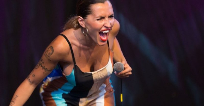 Serena Brancale il 4 settembre a Caltanissetta: sul palco di via Libertà la grinta e la voce della cantante diventata un fenomeno social