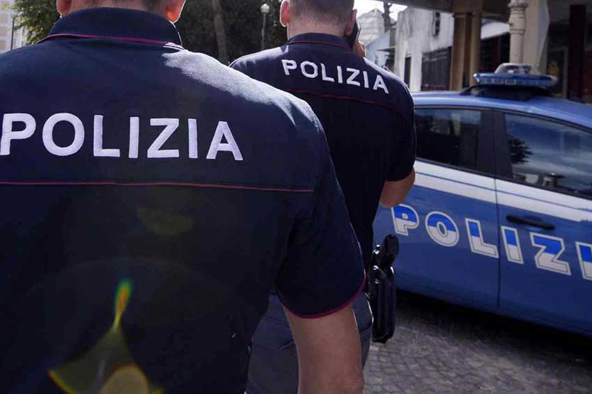 Poliziotti aiutano 34enne, ma lui li minaccia e li aggredisce