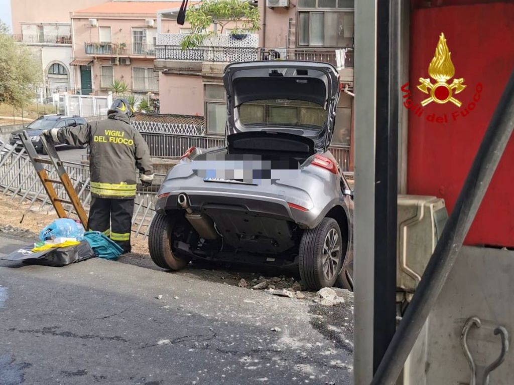 Acicastello, auto finisce in bilico su ciglio strada, salvata una donna