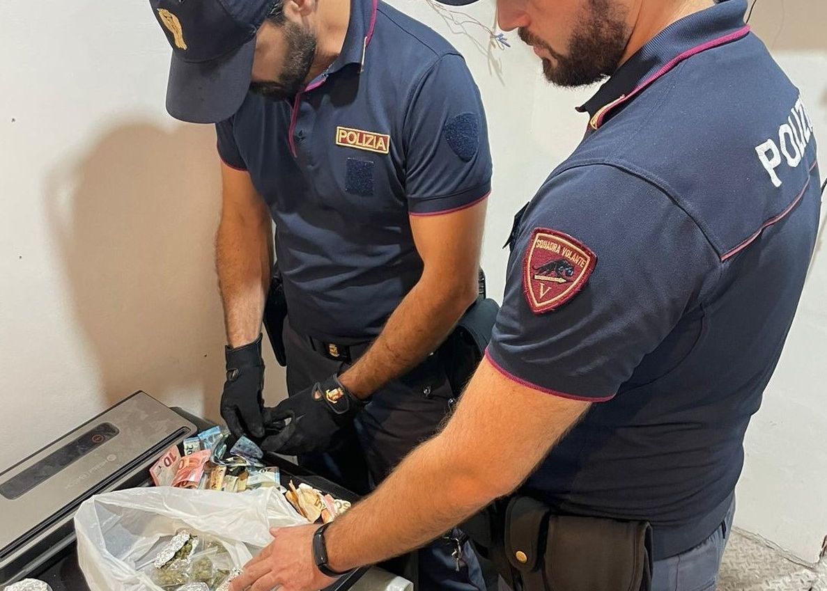 Nascondeva in casa una pistola e oltre 2 chili di droga, arrestato a Catania