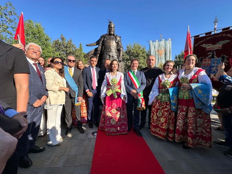 Piana degli Albanesi, conclusa festa Fondazione con posa di una statua in bronzo di oltre 3 metri di Giorgio Castriota Skanderbeg