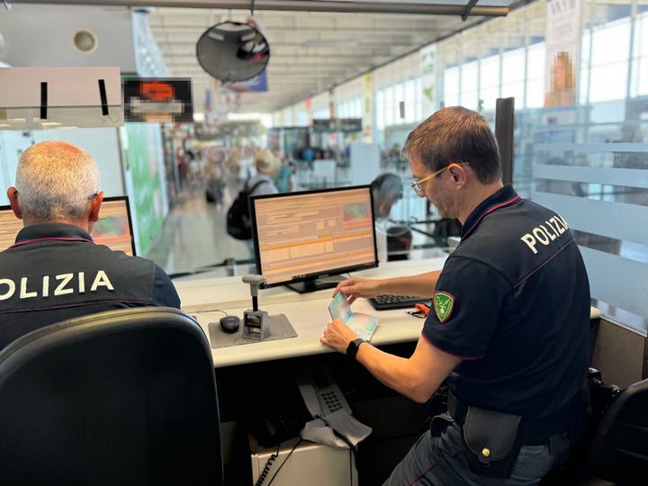 In aeroporto tenta di imbarcarsi su un volo con carta d’identità contraffatta: arrestata