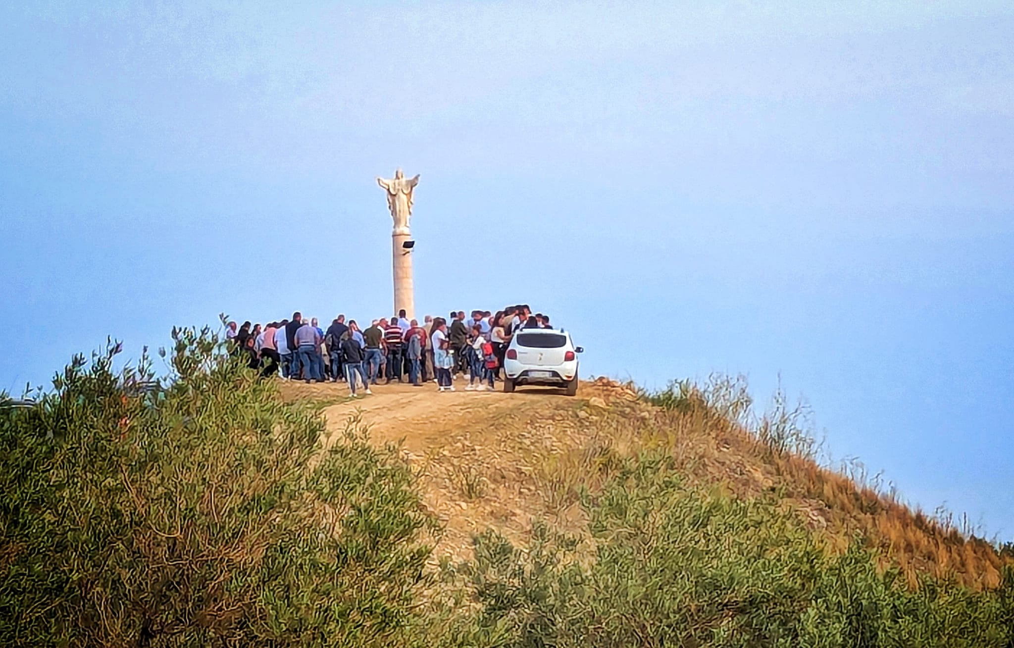 Mussomeli, festa campestre a “Sampria”. In alto domina la statua del Redentore