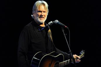 Addio a Kris Kristofferson, leggenda della musica country e attore: aveva 88 anni