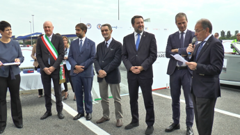 Autostrade, svelati 2 totem commemorativi: Salvini celebra i 100 anni della Milano-Varese