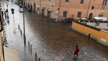 Bomba d’acqua a Roma, pioggia e vento forte: strade allagate