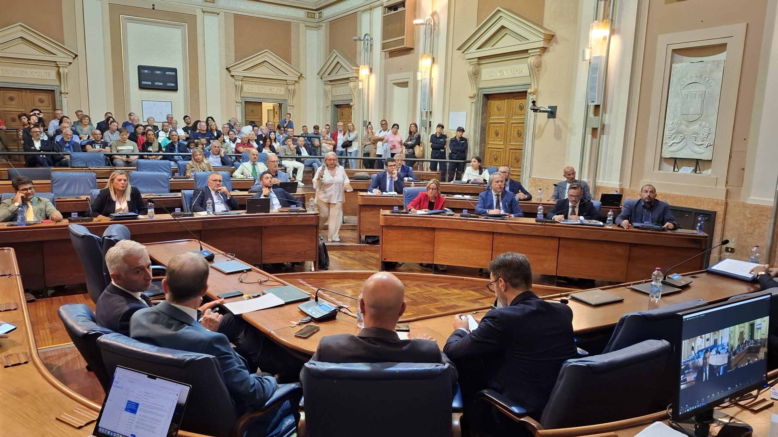 Caltanissetta. Il Consiglio prima esprime solidarietà ai manifestanti che protestavano contro la crisi idrica, poi e ne ascolta e condivide le ragioni in aula