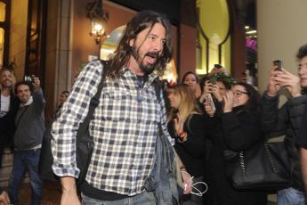 Dave Grohl ancora papà di una bambina, ma la madre non è sua moglie