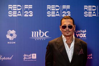 Denti nuovi per Johnny Depp: il nuovo look dell’attore alle Bahamas – Video