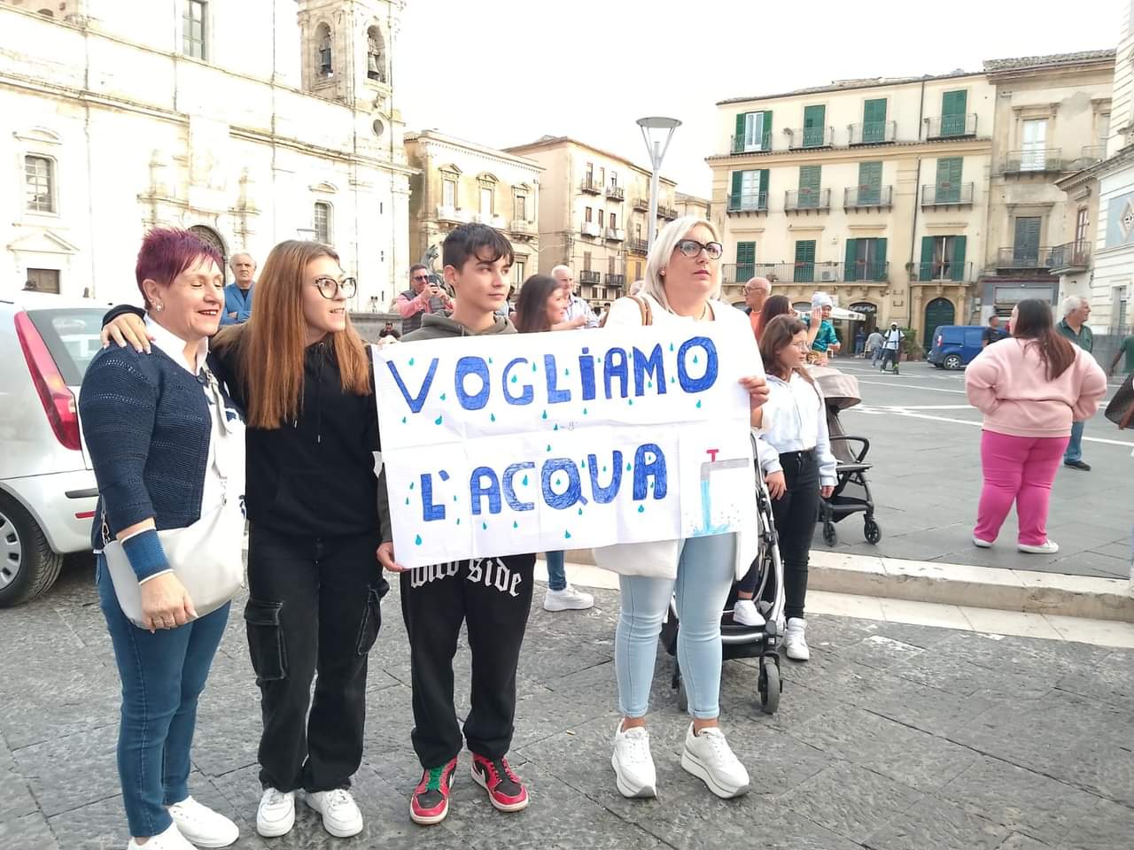 Caltanissetta, cittadini protestano sotto il Palazzo del Carmine: “Vogliamo l’acqua”