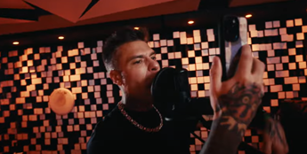 Fedez, un rap contro Tony Effe: “Infame, scrivevi a mia moglie mentre mi abbracciavi”