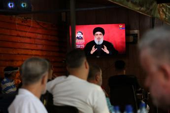 Hezbollah, perché tutti usano i cercapersone: “Smartphone armi di Israele”