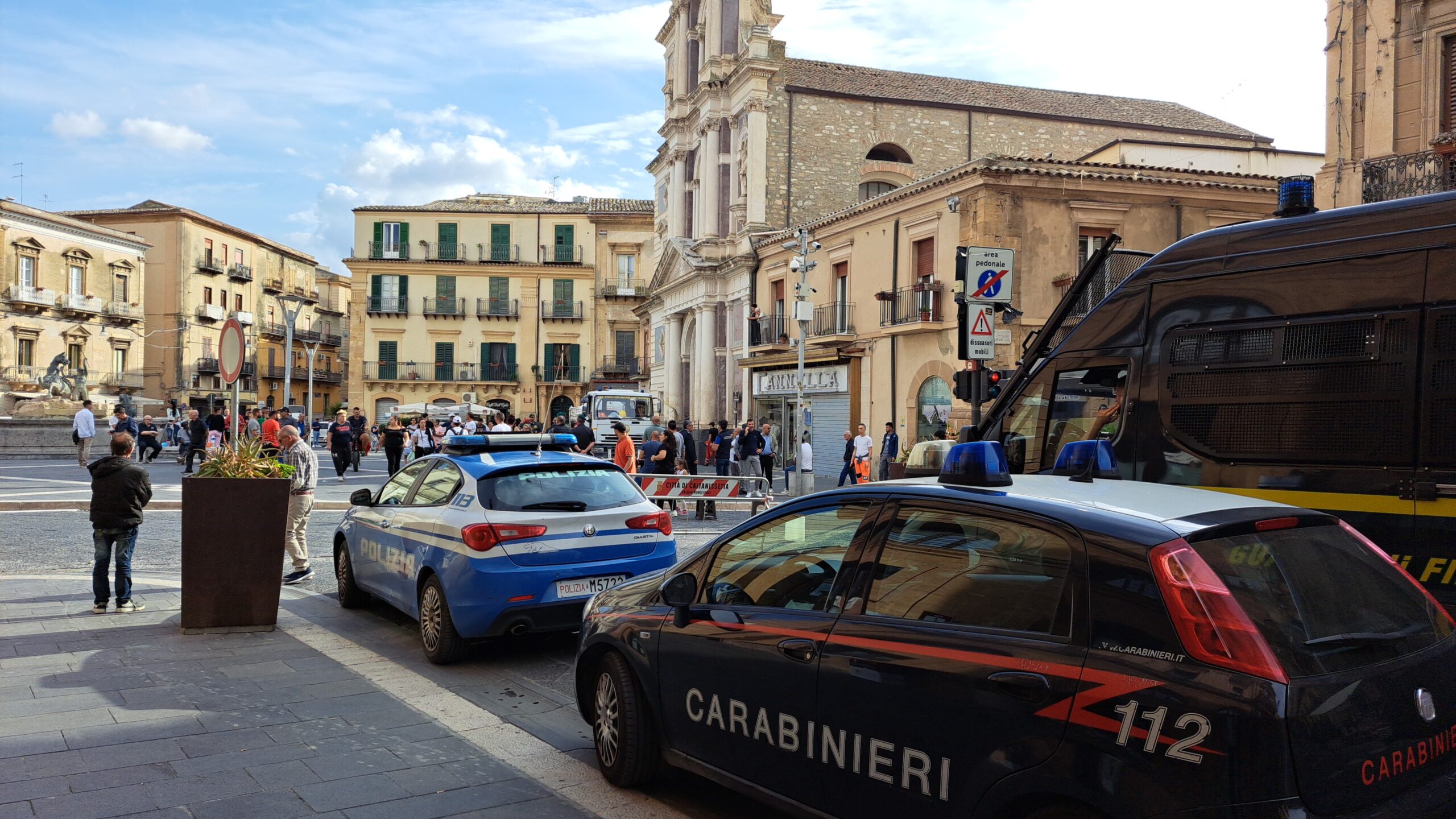 Caltanissetta. Protesta “Vogliamo l’acqua”, gruppo di cittadini manifesta in centro storico impedendo il servizio alle autobotti. Lunedì incontro in Prefettura