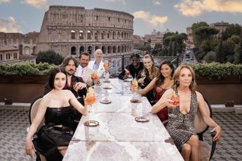 Il cast di ‘Emily in Paris’ a Roma, brindisi e foto di rito al Colosseo