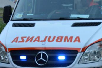 Incidente a Pisa, si ribalta con l’auto: morto 42enne