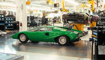 Lamborghini, 50 anni dopo la Countach torna sulle linee di produzione di Sant’Agata