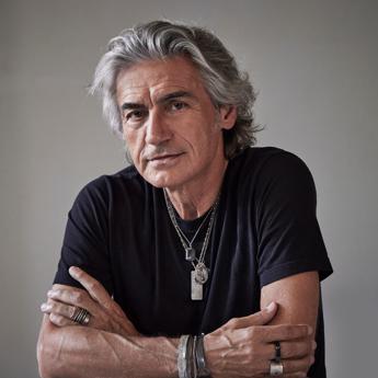 Ligabue torna nei teatri e annuncia Campovolo: “Duettare con un rapper? No, io amo la melodia”