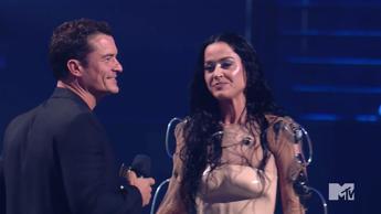 MTV VMAs, Orlando Bloom premia la compagna Katy Perry: tutti pazzi per la dedica d’amore – Video