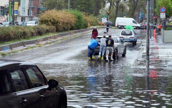 Maltempo, da Milano a Roma piogge e vento sferzano l’Italia: danni e disagi