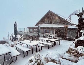 Maltempo, neve di settembre sulle Dolomiti: il paesaggio è da favola – Video