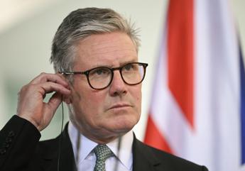 Migranti, Telegraph: “Starmer a Roma per imparare successo Italia nel gestire crisi”