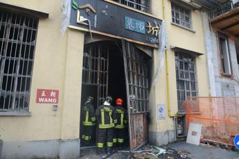 Milano, incendio all’emporio: procura indaga per strage