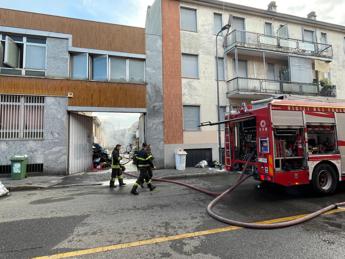 Milano, incendio in un capannone occupato da senzatetto