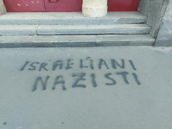 Milano, scritte antisemite all’ingresso di scuola primaria