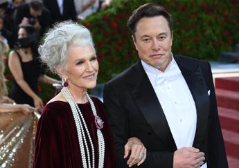 Musk e il gossip-bufala su Meloni, interviene la mamma di Elon: “Era con me”