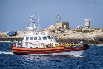 Naufragio a largo di Lampedusa, barca si ribalta: “21 dispersi, anche 3 bimbi”