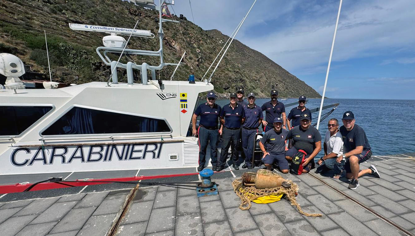 Archeologia, recuperata anfora del III Sec nel mare delle Eolie