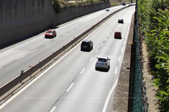 Roma, auto si schianta sulla Pontina: all’interno non c’è nessuno