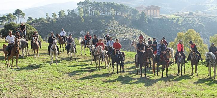 Trapani, il 14 e il 15 settembre un “raduno a cavallo” per scoprire le bellezze di Segesta