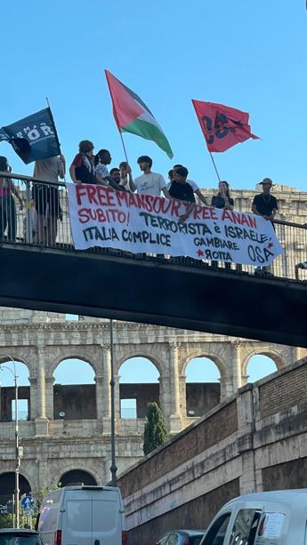 “Terrorista è Israele”, blitz Collettivi al Colosseo a sostegno palestinesi arrestati