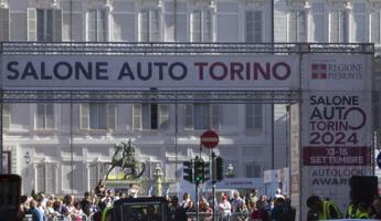 Torino, auto da rally sulla folla in piazza San Carlo: 5 in ospedale