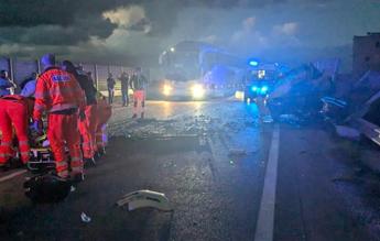 Tragico incidente sulla superstrada del Gargano, 3 giovani e un insegnante le vittime