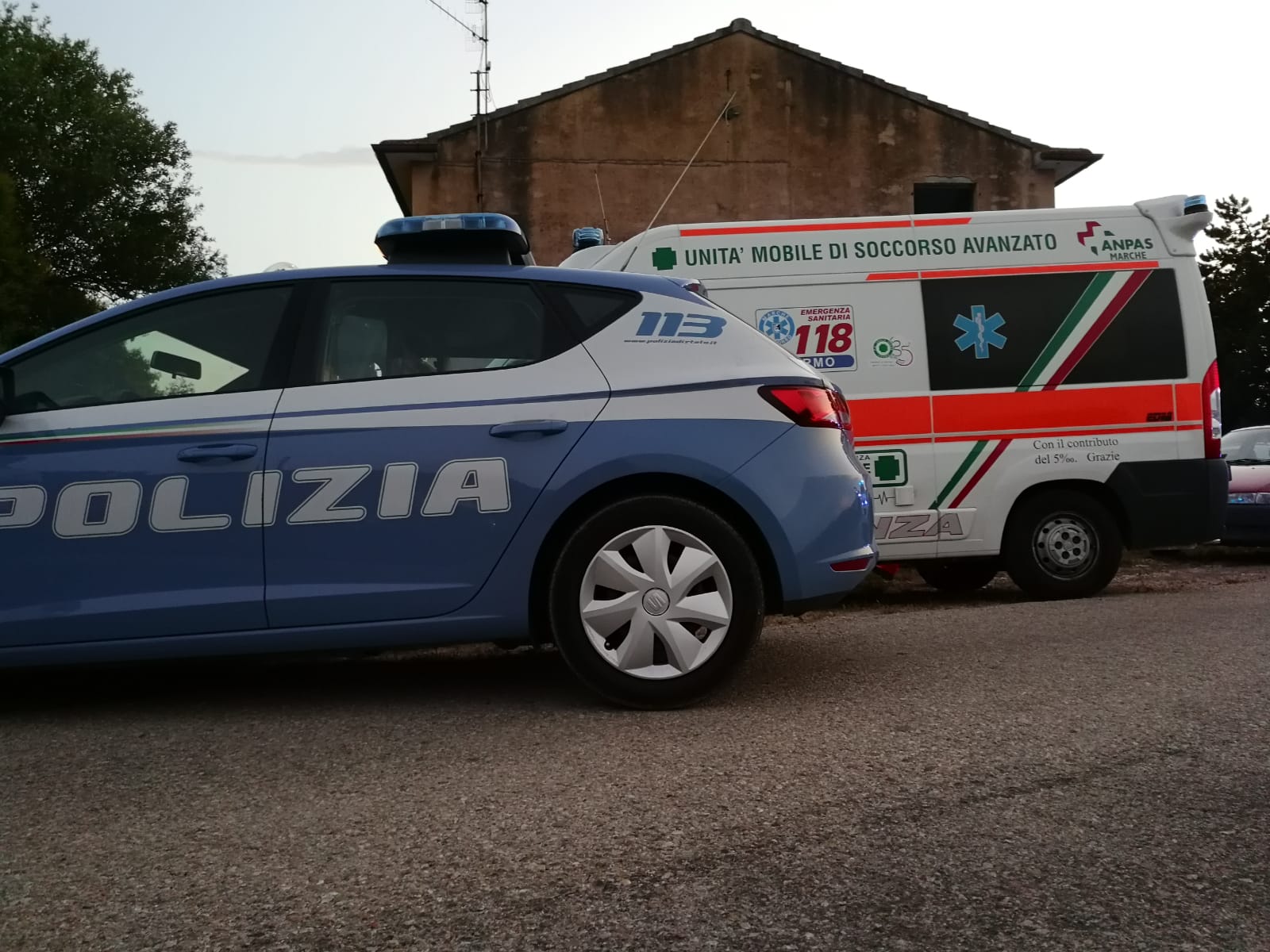 Strage in famiglia a Perugia: trovati tre cadaveri nel giardino di un casolare