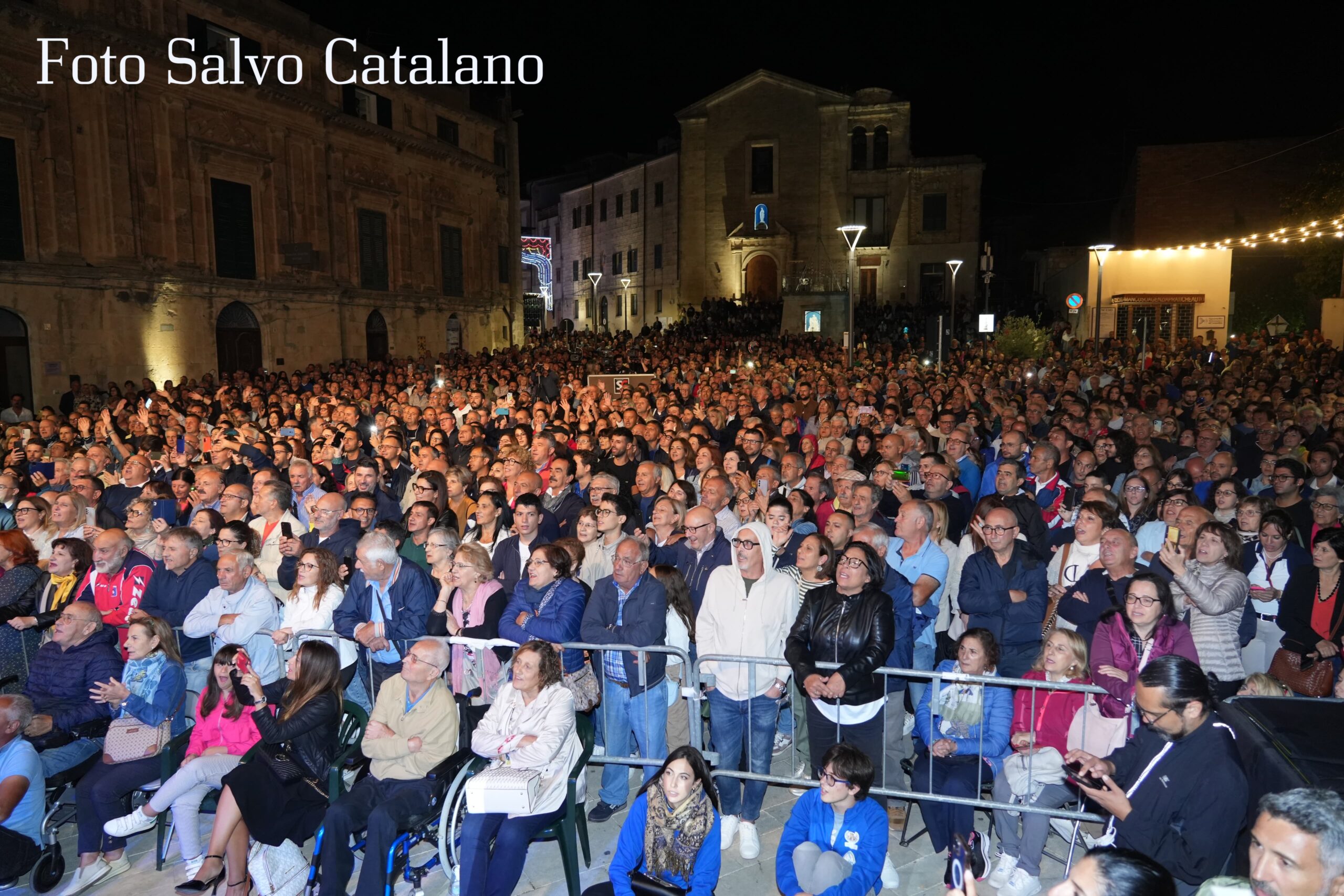 Il mitico Fausto Leali fra il pubblico di Mussomeli; Applausi e compiacimenti