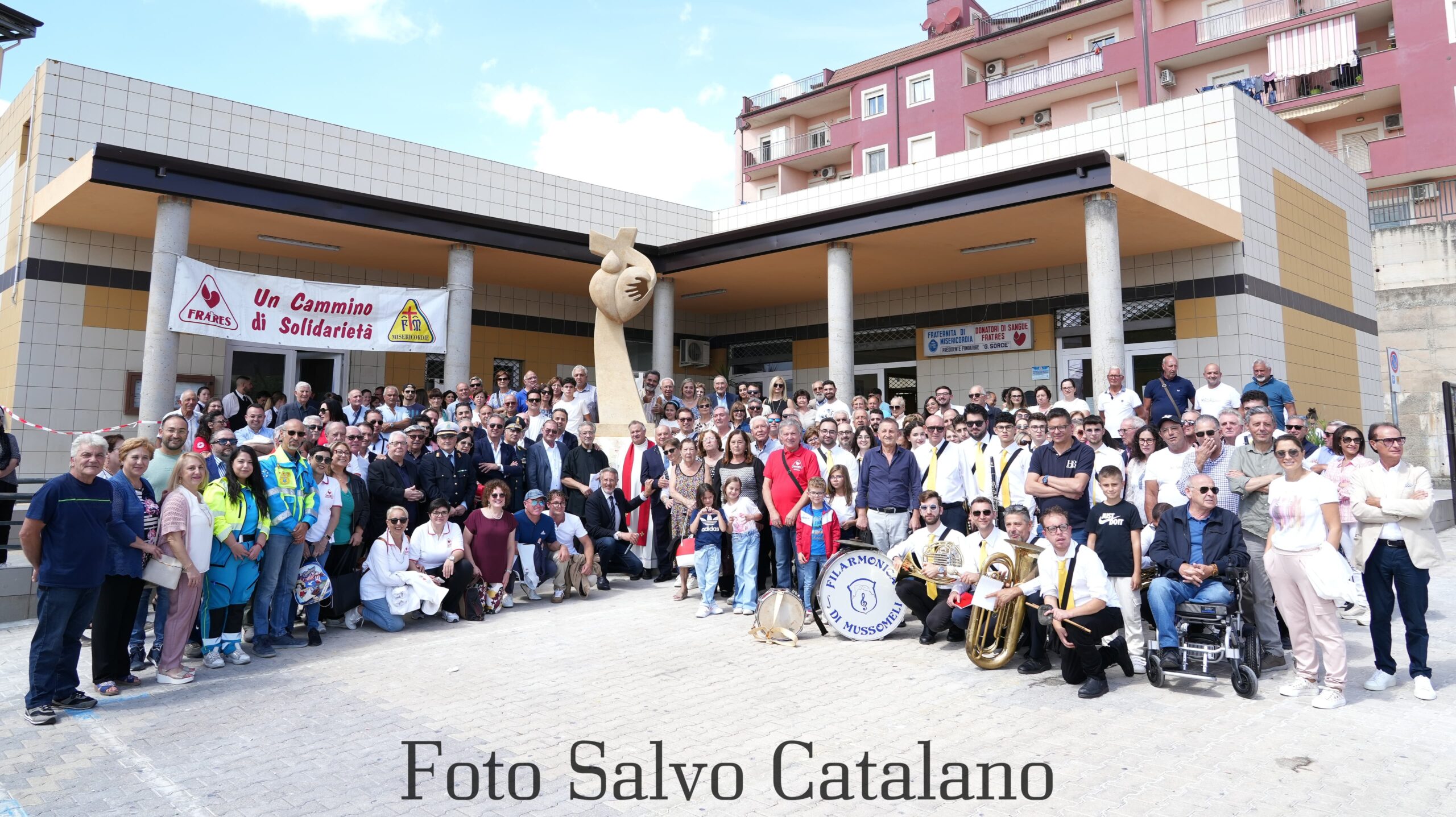 Mussomeli, prima la Messa e poi con la Filarmonica “G.Puccini” in Piazzale Mongibello. Presenti organi istituzionali Fratres e autorità locali. Scoprimento monumento  e complimenti all’artista