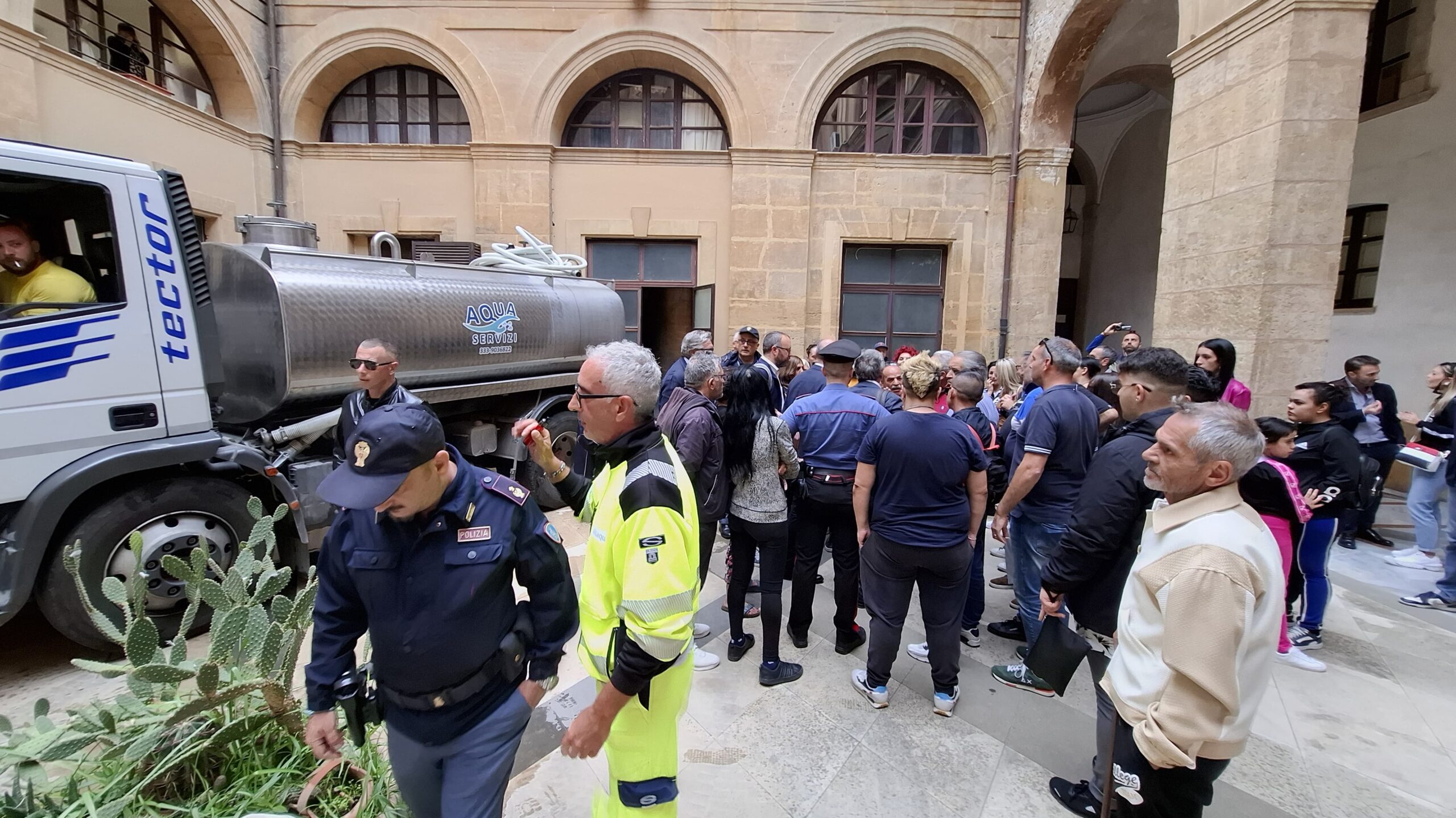 Crisi idrica Caltanissetta. Cittadini esasperati  bloccano autobotte destinata a Palazzo del Carmine