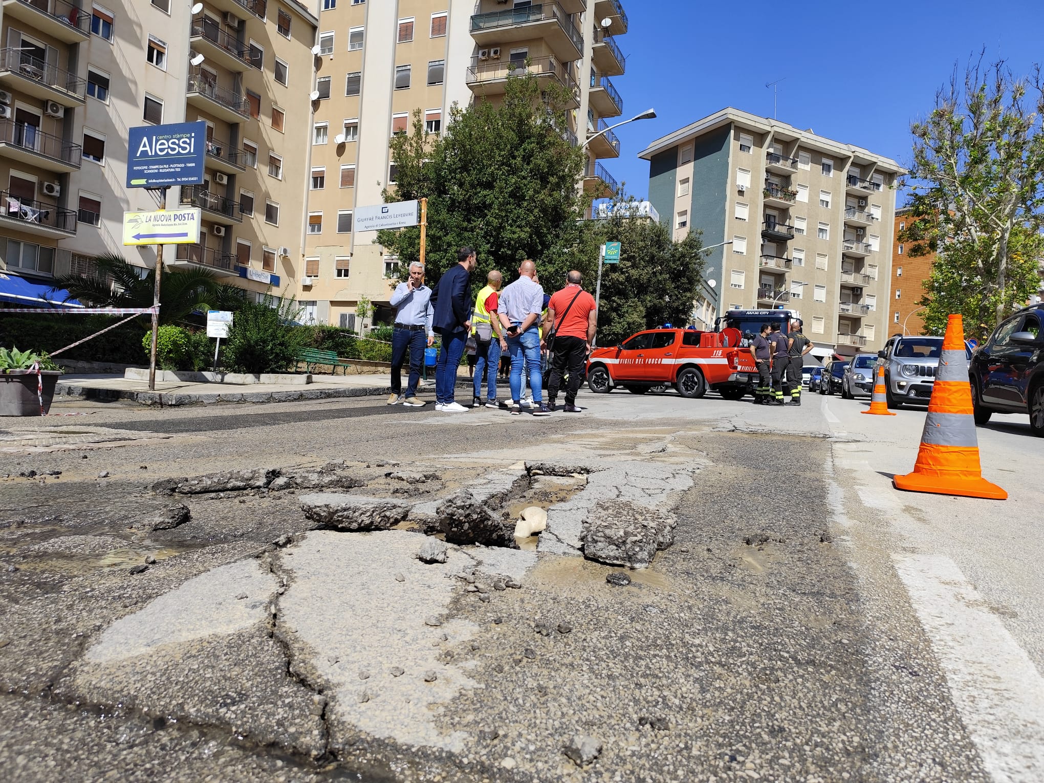 Caltanissetta. Grossa perdita di acqua in via libertà. Si dissesta strada, traffico in tilt