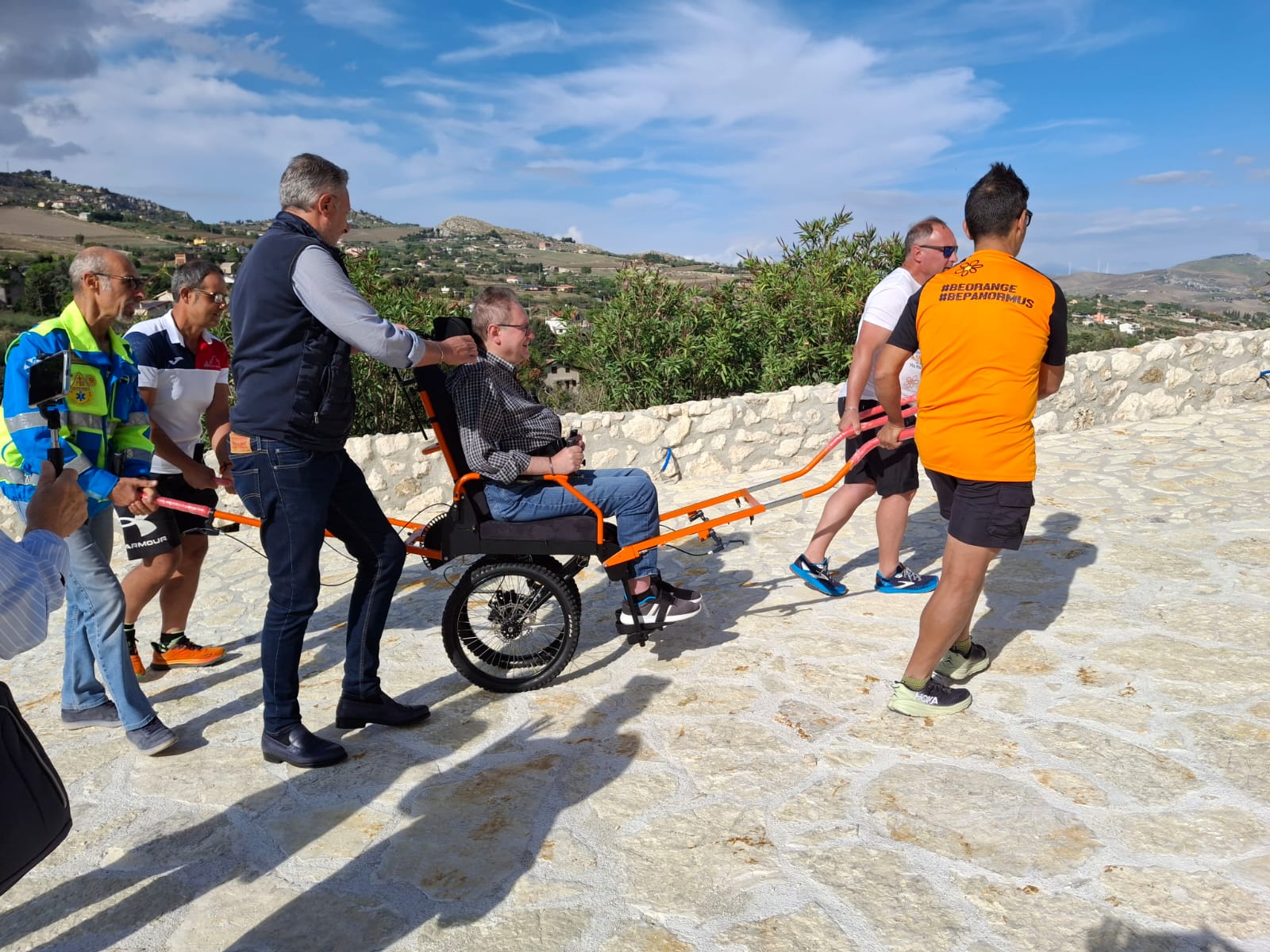 Mussomeli, in carrozzella in cima al castello. Giuseppe Carapezza contento ed emozionato