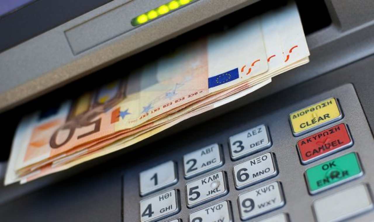 Anziano dimentica soldi nello sportello bancomat, ma un giovane li trova e li consegna all’Arma che li restituisce al proprietario