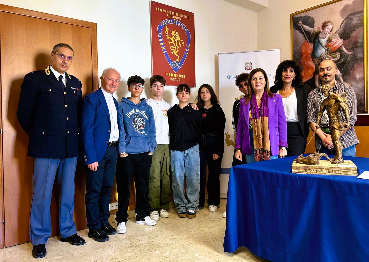 Caltanissetta. Donata alla Polizia di stato una statua di San Michele Arcangelo realizzata dagli studenti del Liceo Artistico “Rosario Assunto”