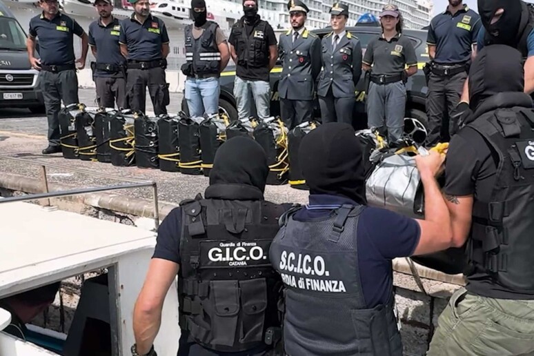 A Catania la Guardia di Finanza sequestra 540 kg di cocaina per un valore di oltre 100 milioni di euro