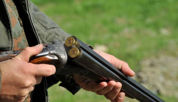 Incidente durante battuta di caccia: 55enne cade e dal fucile parte accidentalmente un colpo che lo uccide