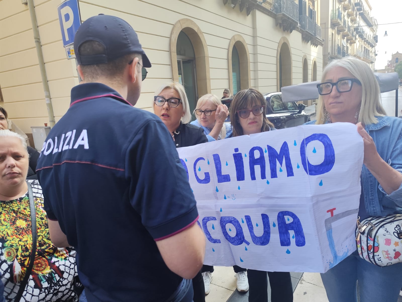 Caltanissetta, nuovo giorno di protesta dei cittadini per l’acqua: “Vogliamo il Presidente Schifani”